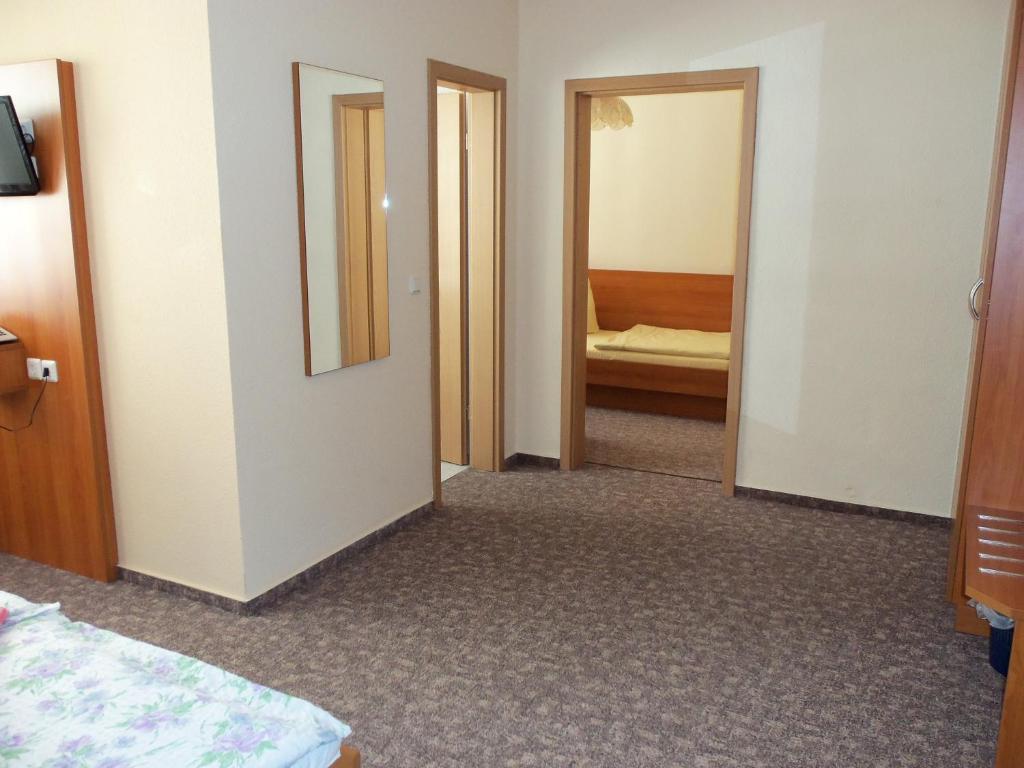 Hotel Garni Zum Goldenen Ring เควดลินบวร์ก ห้อง รูปภาพ